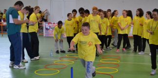 Lecție despre toleranță oferită de sportivi Special Olympics și elevii Școlii ”Dionisie Romano”