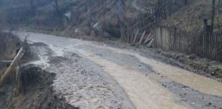 Un drum din Lopatari, gata sa se prabuseasca. Localnicii sunt disperati