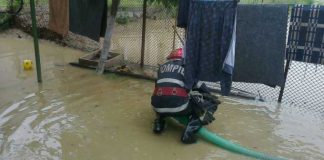 O casă din satul Stăncești a fost inundată. Pompierii intervin!