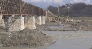 Lucrările la podul de la Vadu Paşii, blocate de torenții de pe râul Buzău
