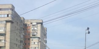 Misiune dificilă a pompierilor. Incearcă să intre într-un apartament în care doarme un copil de doi ani