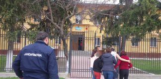 Jandarmii în vizită la copiii nevoiași