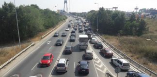 S-a închis podul de la Mărăcineni. Coada de maşini trece de intersecţia cu Vadu Paşii