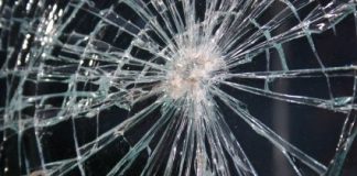 Copil de 10 ani, ranit dupa ce geamul unui magazin s-a prabusit peste el