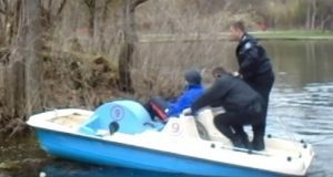 Politistii locali au salvat o caprioara din helesteul din Crang