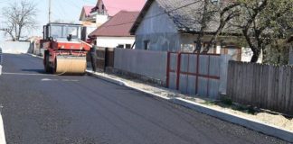 Asfaltări pe bandă rulantă, în comuna Vadu Pașii