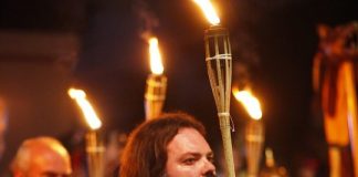 S-a dat startul Buzău Fest! Mii de buzoieni, prezenți la defilarea cu torțe