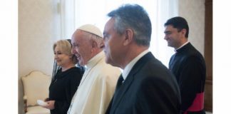 Seminte de la SCDL Buzau, oferite Papei Francisc de premierul Viorica Dancila
