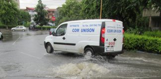 Ploaia face primele probleme. Asfalt prabusit pe Frasinet, case inundate in mai multe cartiere