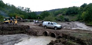 Veste proasta pentru soferi. Podul de tuburi de la Vadu Pasii a fost luat de ape din nou