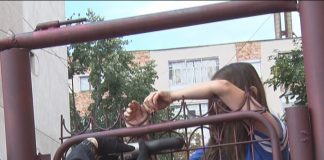 Update Misiune neobisnuita pentru pompieri. Un copil a ramas captiv in gardul scolii