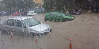 Ploile au facut prapad. Strazi inundate, masini blocate in apa