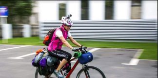 O tânără poartă tricolorul pe bicicletă pe un traseu de 700 de kilometri. Va trece și prin Buzău