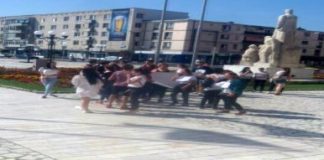 Elevii Liceului „Costin Nenițescu” protestează în fața Primăriei