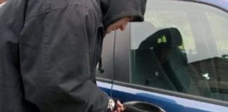 A dezmembrat o mașină în parcare și a furat componentele
