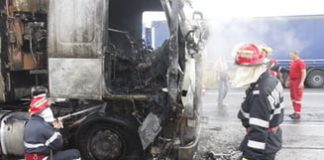 Autocamion in flacari la Ghergheasa. Intervin pompierii