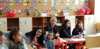 FOTO ,,Doctorul Măseluţă”, în vizită la două școli din Buzău