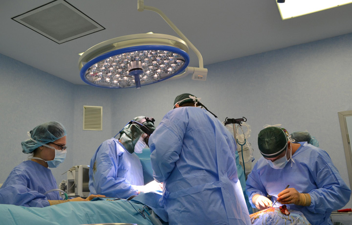 operatie-pe-cord-medici-sala-de-operatie