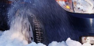 Patru mașini, rămase blocate în zăpadă, la Cochirleanca