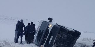 Vremea rea face primele probleme. Microbuz rasturnat la Oreavu