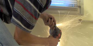 Tanar de 25 de ani ranit grav cu un flex