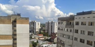 Un bărbat de 70 de ani s-a aruncat de la etajul 8 și a murit pe loc