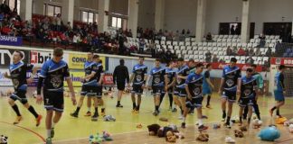 Buzoienii, invitați să arunce cu jucării pe teren, înaintea meciului de handbal dintre HC Buzău 2012 şi Minaur Baia Mare
