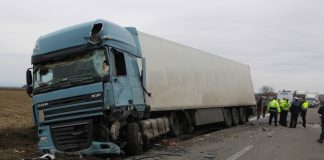 Accident grav la Spătaru. Impact intre un tir si o autoutilitara