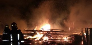 Casă în flăcări, la Podgoria. Echipajul SMURD, prim-ajutor pentru două persoane