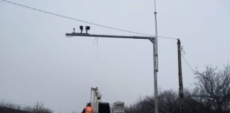 A secerat cu mașina stâlpul cu camerele pentru rovinietă