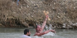 Bărbatul care a sărit după cruce în apa Buzăului a ieșit plin de sânge