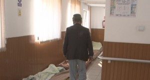 Oamenii strazii cauta caldura. Adapostul, supra-aglomerat