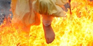 S-a stropit cu banzină și și-a dat foc