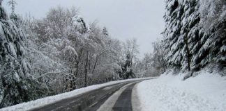 Se circulă în condiții de iarnă pe toate drumurile din județ