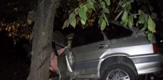 Accident in afara localității Naeni. Autoturism oprit intr-un copac marginal