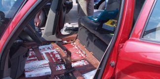 Țigări de contrabandă, ascunse într-o mașină, descoperite de polițiști