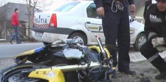 Accident grav la Poșta Câlnău. Implicate, o mașină și o motocicletă