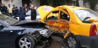 Impact violent la Carrefour. Un taxi a fost lovit de un Audi