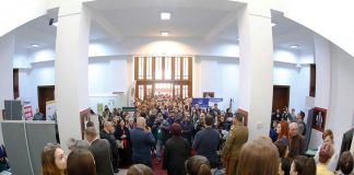 Sute de elevi de liceu din Buzău au luat cu asalt târgul de oferte educaționale