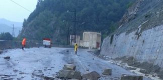 Apar primele efecte ale ploii torențiale. Cad pietre de pe versanți la Siriu