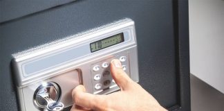 A furat aproape 2000 de euro din seiful firmei la care lucra