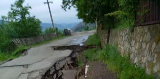 Încă o porțiune din DJ 203K a cedat. Localnicii din zona Mânzălești-Lopătari sunt izolați