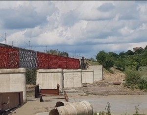 Lucrările la podul de la Vadu Pașii, întârziate un an, din cauza viiturilor