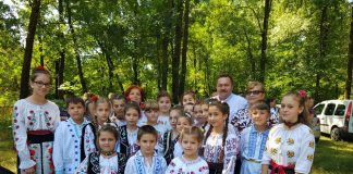 Ansamblul Școlii Bisceni de Sus din Calvini, la Festivalul “Sa păstram tradiția poporului roman”