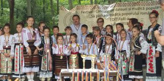 Premiul I pentru Ansamblul Flori de salcâm din Calvini