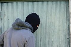 Buzoian reținut după ce a furat de la firma la care lucra în Sibiu