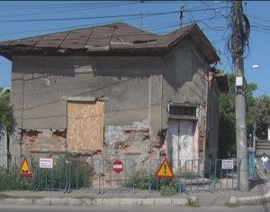 Proprietarii caselor derăpănate, somați să și le repare
