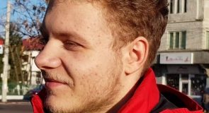 Elevul sancţionat cu 2 la purtare pentru că și-a ironizat profesoara a câștigat procesul cu liceul