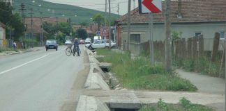 Primarul Mitroiu, de vorbă cu cetățenii. Oamenii, rugați să își curețe rigolele și zonele podețurilor