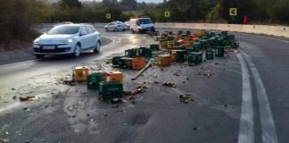 Un buzoian a împrăștiat un tir de bere în județul Olt